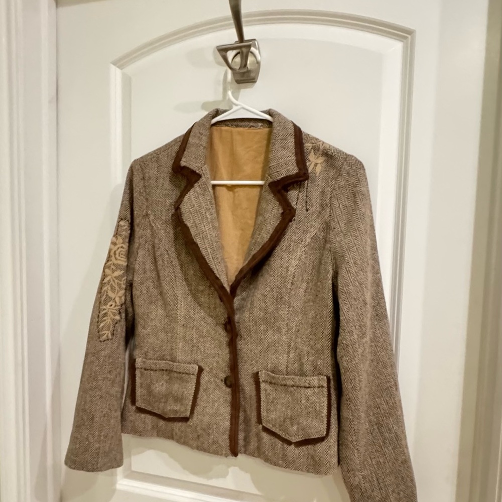 Brown Tailored Blazer with Notched Lapels and Textured Fabric